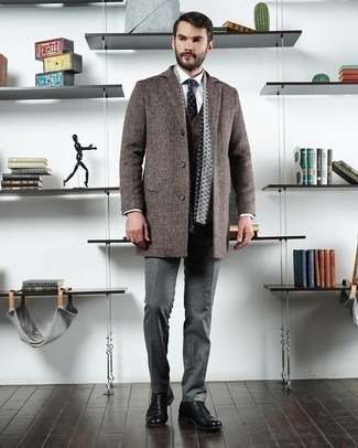 Schal mit Karomuster kombinieren – 98 Herren Outfits: Entscheiden Sie sich für Komfort in einem braunen Mantel mit Fischgrätenmuster und einem Schal mit Karomuster. Fügen Sie schwarzen Leder Derby Schuhe für ein unmittelbares Style-Upgrade zu Ihrem Look hinzu.