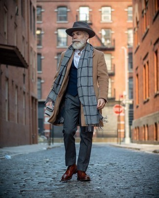 Dunkelblaue Weste kombinieren – 437 Herren Outfits: Entscheiden Sie sich für einen klassischen Stil in einer dunkelblauen Weste und einer dunkelgrauen Anzughose. Fühlen Sie sich mutig? Wählen Sie eine braune Lederfreizeitstiefel.