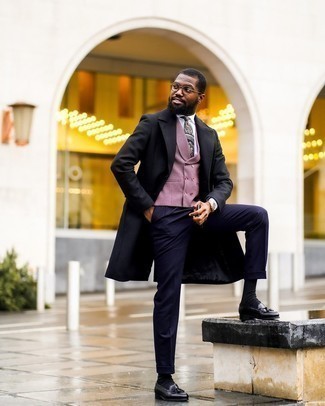 Schwarze Leder Slipper mit Quasten kombinieren – 500+ Herren Outfits: Kombinieren Sie einen schwarzen Mantel mit einer dunkelblauen Anzughose, um vor Klasse und Perfektion zu strotzen. Schwarze Leder Slipper mit Quasten liefern einen wunderschönen Kontrast zu dem Rest des Looks.