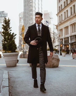 Dunkelgraue Socken kombinieren – 500+ Herren Outfits: Für ein bequemes Couch-Outfit, entscheiden Sie sich für einen dunkelbraunen Mantel und dunkelgrauen Socken. Machen Sie Ihr Outfit mit dunkelbraunen Chelsea Boots aus Wildleder eleganter.