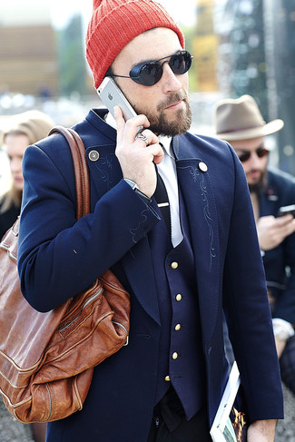 Leder Reisetasche kombinieren – 39 Elegante Herbst Herren Outfits: Tragen Sie einen dunkelblauen Mantel und eine Leder Reisetasche für einen entspannten Wochenend-Look. Ein schöner Herbst-Look.