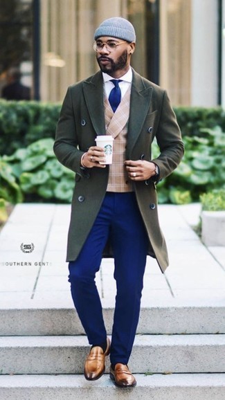 Beige Weste mit Schottenmuster kombinieren – 24 Herren Outfits: Kombinieren Sie eine beige Weste mit Schottenmuster mit einer dunkelblauen Anzughose, um vor Klasse und Perfektion zu strotzen. Wenn Sie nicht durch und durch formal auftreten möchten, wählen Sie rotbraunen Leder Slipper.