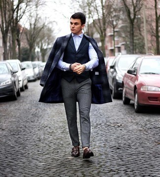 Weste kombinieren – 500+ Herren Outfits: Vereinigen Sie eine Weste mit einer grauen Wollchinohose für einen stilvollen, eleganten Look. Dunkelbraune Doppelmonks aus Leder sind eine kluge Wahl, um dieses Outfit zu vervollständigen.