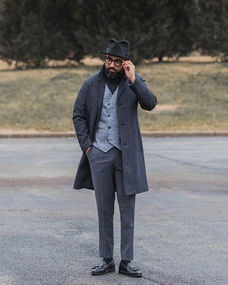 Schwarzen Wollhut kombinieren – 344 Herren Outfits: Kombinieren Sie einen dunkelgrauen Mantel mit einem schwarzen Wollhut für einen entspannten Wochenend-Look. Komplettieren Sie Ihr Outfit mit schwarzen Leder Slippern mit Quasten, um Ihr Modebewusstsein zu zeigen.