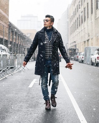 30 Jährige: Dunkelblauen Rollkragenpullover kombinieren – 402 Smart-Casual Herren Outfits: Entscheiden Sie sich für einen dunkelblauen Rollkragenpullover und blauen Jeans für ein bequemes Outfit, das außerdem gut zusammen passt. Ergänzen Sie Ihr Outfit mit dunkelbraunen Chelsea Boots aus Leder, um Ihr Modebewusstsein zu zeigen.