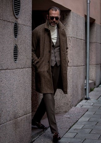 Welche Anzughosen mit brauner Slipper zu tragen – 198 Herren Outfits kühl Wetter: Geben Sie den bestmöglichen Look ab in einem dunkelbraunen Mantel mit Fischgrätenmuster und einer Anzughose. Braune Slipper fügen sich nahtlos in einer Vielzahl von Outfits ein.