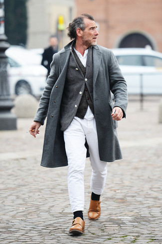 Beige Doppelmonks aus Leder kombinieren – 37 Herren Outfits: Paaren Sie einen grauen Mantel mit einer weißen Chinohose, um einen eleganten, aber nicht zu festlichen Look zu kreieren. Fühlen Sie sich mutig? Komplettieren Sie Ihr Outfit mit beige Doppelmonks aus Leder.
