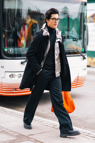Graue Windjacke kombinieren – 57 Herren Outfits: Kombinieren Sie eine graue Windjacke mit einer schwarzen Anzughose für eine klassischen und verfeinerte Silhouette. Fühlen Sie sich ideenreich? Wählen Sie schwarzen Leder Derby Schuhe.