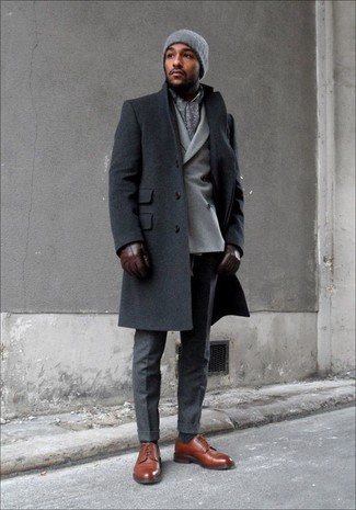 dunkelgrauer Mantel, graues Wollzweireiher-sakko, dunkelgraue Anzughose, braune Leder Derby Schuhe für Herren