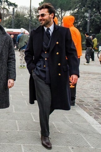 Dunkelbraune Leder Oxford Schuhe kombinieren – 1200+ Herren Outfits: Vereinigen Sie einen dunkelblauen Mantel mit einer weißen Anzughose für einen stilvollen, eleganten Look. Ergänzen Sie Ihr Look mit dunkelbraunen Leder Oxford Schuhen.