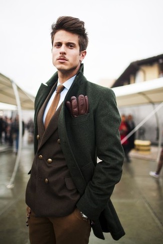 Dunkelbraune Lederhandschuhe kombinieren – 411 Herren Outfits: Für ein bequemes Couch-Outfit, kombinieren Sie einen grünen Mantel mit dunkelbraunen Lederhandschuhen.