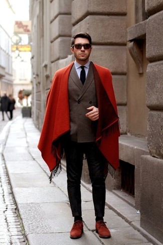 Roten Mantel kombinieren – 112 Herren Outfits: Kombinieren Sie einen roten Mantel mit einer schwarzen Chinohose, wenn Sie einen gepflegten und stylischen Look wollen. Vervollständigen Sie Ihr Outfit mit roten Wildleder Derby Schuhen, um Ihr Modebewusstsein zu zeigen.