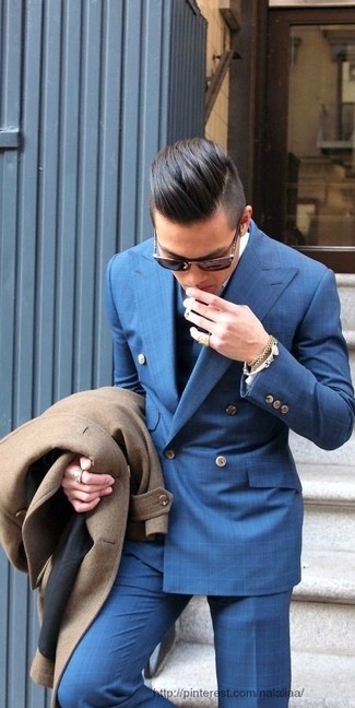 Dunkelblaues Sakko kombinieren – 276 Herren Outfits kühl Wetter: Entscheiden Sie sich für ein dunkelblaues Sakko und eine blaue Anzughose mit Karomuster für einen stilvollen, eleganten Look.