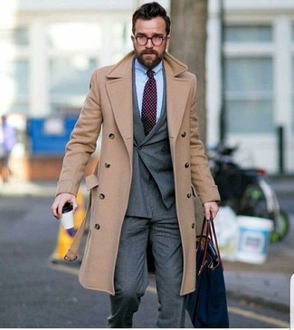 Taschen kombinieren – 320 Elegante Herren Outfits kühl Wetter: Für ein bequemes Couch-Outfit, kombinieren Sie einen beigen Mantel mit Taschen.