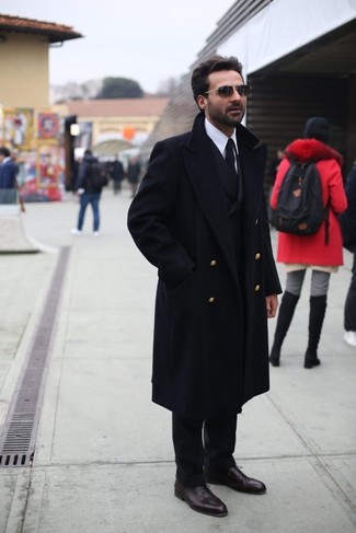 Wie braune Leder Oxford Schuhe mit schwarzen Mantels zu kombinieren – 14 Herbst Herren Outfits: Erwägen Sie das Tragen von einem schwarzen Mantel und einer schwarzen Anzughose, um vor Klasse und Perfektion zu strotzen. Braune Leder Oxford Schuhe sind eine gute Wahl, um dieses Outfit zu vervollständigen. So einfach kann ein tolles Herbst-Outfit sein.
