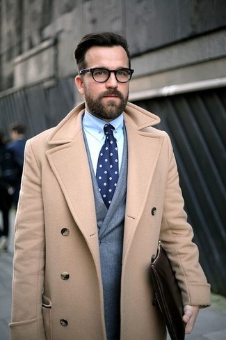 30 Jährige: Dunkelblaue Krawatte kombinieren – 447 Elegante Herbst Herren Outfits: Kombinieren Sie einen camel Mantel mit einer dunkelblauen Krawatte, um vor Klasse und Perfektion zu strotzen. Das ist eindeutig ein perfekt passender Look für Übergangsabende!