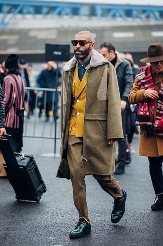 Violette Socken kombinieren – 312 Herren Outfits: Kombinieren Sie einen olivgrünen Mantel mit violetten Socken für einen entspannten Wochenend-Look. Fügen Sie dunkelgrünen Leder Derby Schuhe für ein unmittelbares Style-Upgrade zu Ihrem Look hinzu.