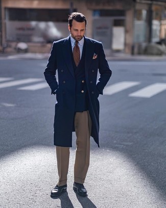 Zweireiher-Sakko kombinieren – 251 Herren Outfits kühl Wetter: Kombinieren Sie ein Zweireiher-Sakko mit einer beige Anzughose für einen stilvollen, eleganten Look. Fühlen Sie sich ideenreich? Ergänzen Sie Ihr Outfit mit schwarzen Leder Slippern.