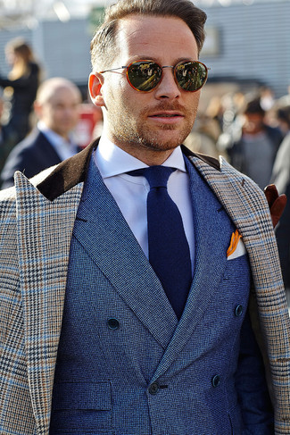 Dunkelblaue Jacke kombinieren – 132 Elegante Herren Outfits kühl Wetter: Vereinigen Sie eine dunkelblaue Jacke mit einem braunen Mantel mit Hahnentritt-Muster für eine klassischen und verfeinerte Silhouette.