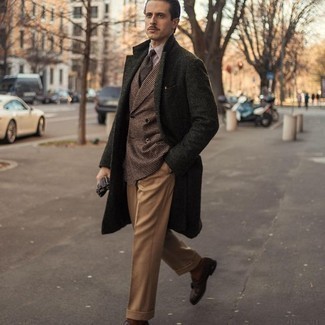 Wolljacke kombinieren – 500+ Herren Outfits: Erwägen Sie das Tragen von einer Wolljacke und einer beige Anzughose, um vor Klasse und Perfektion zu strotzen. Ergänzen Sie Ihr Look mit dunkelbraunen Leder Slippern mit Quasten.