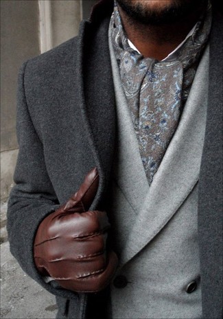 Wie graues Zweireiher-Sakko mit dunkelgrauen Mantels zu kombinieren – 19 Herren Outfits kalt Wetter: Geben Sie den bestmöglichen Look ab in einem dunkelgrauen Mantel und einem grauen Zweireiher-Sakko.