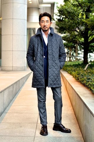 Welche Mäntel mit grauer Anzughose zu tragen – 497 Herren Outfits: Kombinieren Sie einen Mantel mit einer grauen Anzughose für einen stilvollen, eleganten Look. Dunkelbraune Doppelmonks aus Leder liefern einen wunderschönen Kontrast zu dem Rest des Looks.