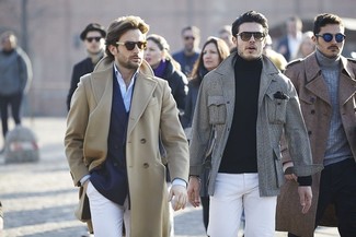 Beigen Mantel kombinieren – 500+ Smart-Casual Herren Outfits: Paaren Sie einen beigen Mantel mit einer weißen Chinohose, um einen modischen Freizeitlook zu kreieren.