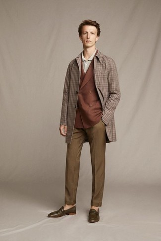 Elegante Outfits Herren 2022: Entscheiden Sie sich für einen braunen Mantel mit Karomuster und eine braune Anzughose für eine klassischen und verfeinerte Silhouette. Ergänzen Sie Ihr Look mit olivgrünen Leder Slippern.