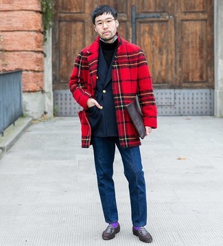 Welche Sakkos mit brauner Slipper zu tragen – 89 Herren Outfits kalt Wetter: Kombinieren Sie ein Sakko mit dunkelblauen Jeans, um einen modischen Freizeitlook zu kreieren. Fühlen Sie sich mutig? Komplettieren Sie Ihr Outfit mit braunen Slippern.