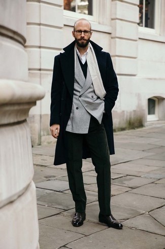 dunkelblauer Mantel, graues Zweireiher-Sakko, schwarzer Pullunder, weißes Businesshemd für Herren