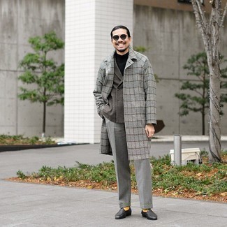 Grauen Mantel mit Schottenmuster kombinieren – 253 Herren Outfits: Kombinieren Sie einen grauen Mantel mit Schottenmuster mit einer grauen Anzughose für einen stilvollen, eleganten Look. Schwarze Leder Slipper sind eine ideale Wahl, um dieses Outfit zu vervollständigen.