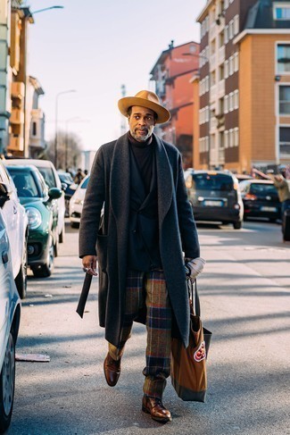 Hut kombinieren – 500+ Herren Outfits: Kombinieren Sie einen dunkelgrauen Mantel mit einem Hut für einen entspannten Wochenend-Look. Komplettieren Sie Ihr Outfit mit einer braunen Lederfreizeitstiefeln, um Ihr Modebewusstsein zu zeigen.