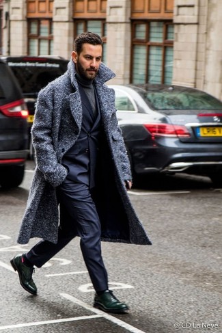 Olivgrüne Leder Oxford Schuhe kombinieren – 15 Herren Outfits: Kombinieren Sie einen dunkelgrauen Mantel mit einer dunkelblauen Anzughose für einen stilvollen, eleganten Look. Komplettieren Sie Ihr Outfit mit olivgrünen Leder Oxford Schuhen.