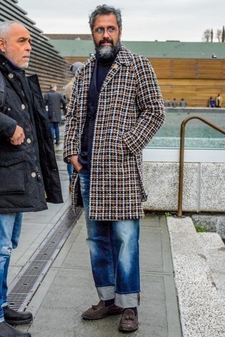 Wie Slipper mit Mantels zu kombinieren – 329 Smart-Casual Herren Outfits: Vereinigen Sie einen Mantel mit blauen Jeans mit Destroyed-Effekten, um einen lockeren, aber dennoch stylischen Look zu erhalten. Machen Sie Ihr Outfit mit Slippern eleganter.