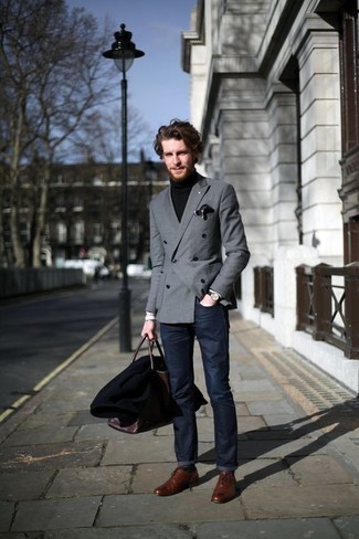30 Jährige: Wie braune Leder Oxford Schuhe mit schwarzen Mantels zu kombinieren – 3 Smart-Casual Herren Outfits: Erwägen Sie das Tragen von einem schwarzen Mantel und dunkelblauen Jeans für einen für die Arbeit geeigneten Look. Ergänzen Sie Ihr Outfit mit braunen Leder Oxford Schuhen, um Ihr Modebewusstsein zu zeigen.