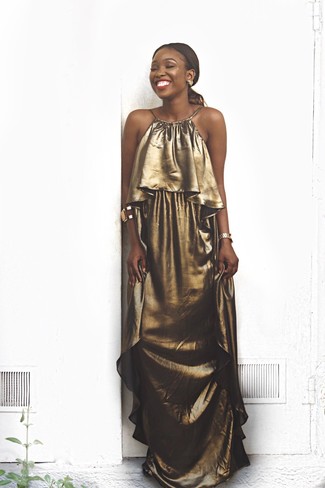 Goldenes Maxikleid kombinieren – 32 Damen Outfits: Um einen unkompliziertfen aber modischen Casual-Look zu kreieren, tragen Sie ein goldenes Maxikleid.
