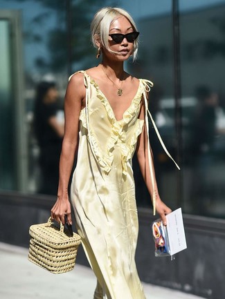 Handtasche kombinieren – 36 Casual Damen Outfits: Die Paarung aus einem gelben Satin Maxikleid und einer Handtasche schafft die ideale Balance zwischen legerem Trend-Look und modernem Aussehen.