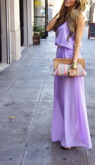 Lila Maxikleid kombinieren – 6 Damen Outfits: Um eine entspannte und schöne Silhouette zu zaubern, entscheiden Sie sich für ein lila Maxikleid. Hellbeige Wildleder Sandaletten sind eine ideale Wahl, um dieses Outfit zu vervollständigen.