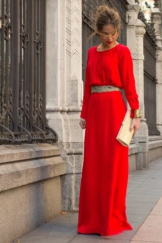 Goldene Clutch kombinieren – 300 Damen Outfits: Ein rotes Maxikleid und eine goldene Clutch sind absolut Alltags-Must-Haves und können mit einer Vielzahl von Kleidungsstücken kombiniert werden, um einen schicken Alltags-Look zu erreichen.