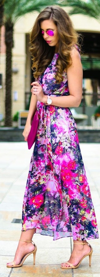 Rosa Uhr kombinieren – 12 Damen Outfits: Vereinigen Sie ein fuchsia Maxikleid mit Blumenmuster mit einer rosa Uhr, um einen schönen Alltags-Look zu erzeugen, der in der Garderobe der Frau auf keinen Fall fehlen darf. Vervollständigen Sie Ihr Look mit beige Leder Sandaletten.
