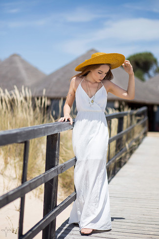 Gelben Hut kombinieren – 3 Casual Damen Outfits: Wir glauben mit dieser Kombination aus einem weißen Maxikleid und einem gelben Hut ist den ultimativen Casual-Stil gefunden.