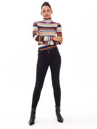 mehrfarbiger horizontal gestreifter Fleece-Rollkragenpullover, schwarze enge Jeans, schwarze Leder Stiefeletten für Damen