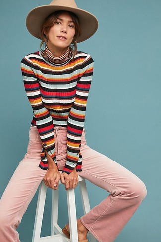 Beige Wollhut kombinieren – 98 Damen Outfits: Ein mehrfarbiger horizontal gestreifter Rollkragenpullover und ein beige Wollhut sind eine kluge Kombination-Formel für Ihre Sammlung.