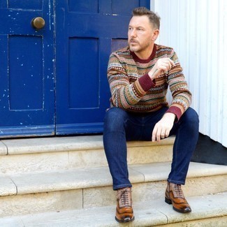 mehrfarbiger Pullover mit einem Rundhalsausschnitt mit Norwegermuster, dunkelblaue Jeans, braune Brogue Stiefel aus Leder für Herren