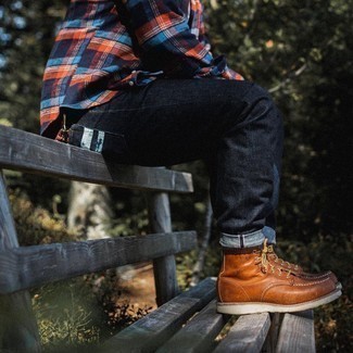 Rotbraune Lederfreizeitstiefel kombinieren – 500+ Herbst Herren Outfits: Entscheiden Sie sich für ein mehrfarbiges Flanell Langarmhemd mit Schottenmuster und schwarzen Jeans für ein Alltagsoutfit, das Charakter und Persönlichkeit ausstrahlt. Heben Sie dieses Ensemble mit einer rotbraunen Lederfreizeitstiefeln hervor. Schon ergibt sich ein cooler Übergangs-Look.