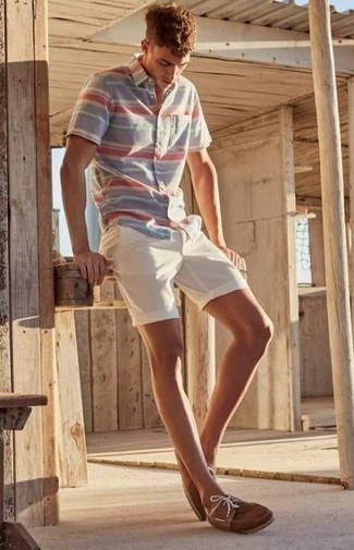 Weißes und rotes und dunkelblaues Kurzarmhemd kombinieren – 101 Casual Sommer Herren Outfits: Kombinieren Sie ein weißes und rotes und dunkelblaues Kurzarmhemd mit weißen Shorts für ein sonntägliches Mittagessen mit Freunden. Braune Wildleder Bootsschuhe sind eine gute Wahl, um dieses Outfit zu vervollständigen. Dieser Look ist super für den Sommer geeignet.