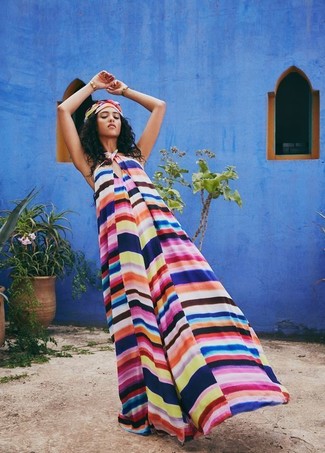 30 Jährige: Mehrfarbiges Maxikleid kombinieren – 8 Damen Outfits: Um einen einfachen und lässigen Look zu erzielen, entscheiden Sie sich für ein mehrfarbiges Maxikleid.
