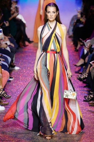 Mehrfarbiges vertikal gestreiftes Maxikleid kombinieren – 2 Damen Outfits: Entscheiden Sie sich für ein mehrfarbiges vertikal gestreiftes Maxikleid, um einen zeitgenössischen super lässigen Trend-Look zu erhalten.
