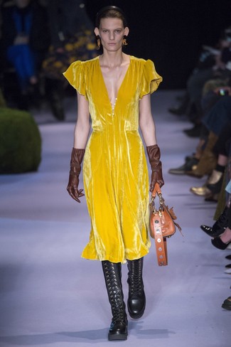 Lederhandschuhe kombinieren – 126 Damen Outfits: Wahlen Sie ein gelbes Midikleid aus Samt und Lederhandschuhe, um einen lockeren Look zu erzielen. Schwarze kniehohe Stiefel aus Leder putzen umgehend selbst den bequemsten Look heraus.