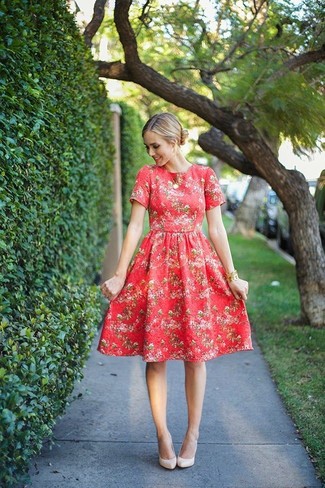 Beige Pumps kombinieren – 203 Sommer Damen Outfits: Entscheiden Sie sich für ein rotes Midikleid mit Blumenmuster für einen stilvollen Look. Beige Pumps sind eine gute Wahl, um dieses Outfit zu vervollständigen. Schon haben wir ein cooler Look im Hochsommer.
